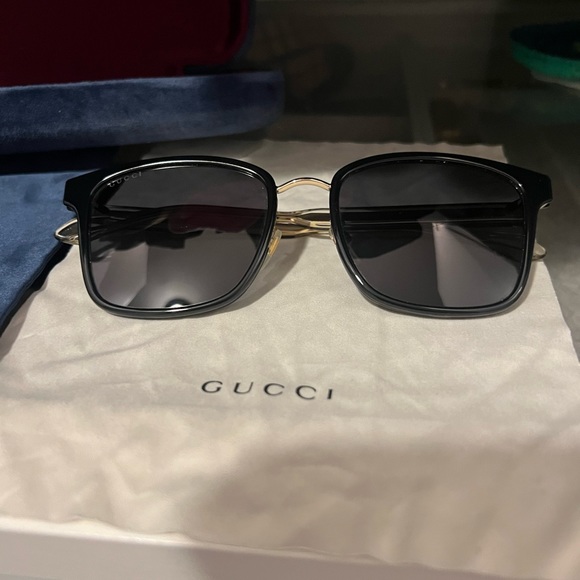 AUTHENTIC GUCCI. SUNGLASSES - Picture 2 of 6